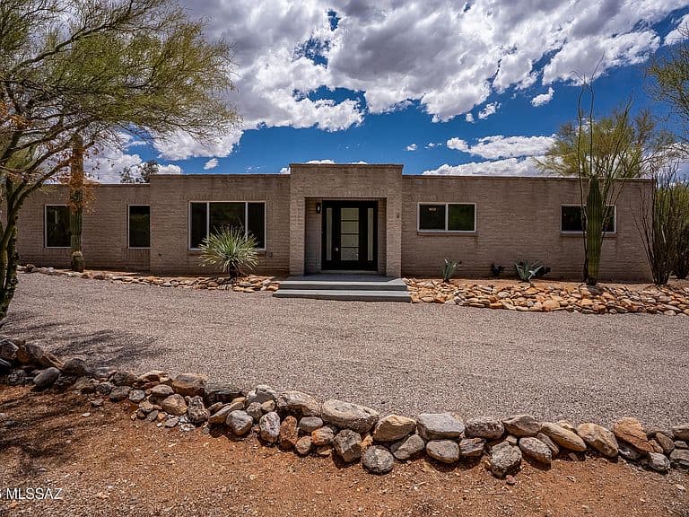 6240 N Camino Pimeria Alta photo 2
