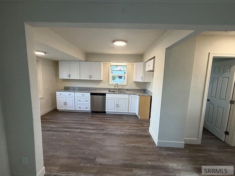 1548 Calkins Ave photo 2