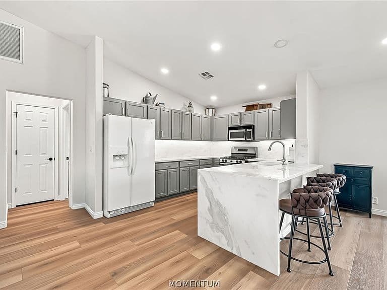 4412 S Heather Avenue photo 2
