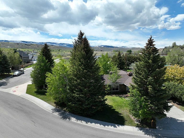 1285 Goodrich Dr photo 3