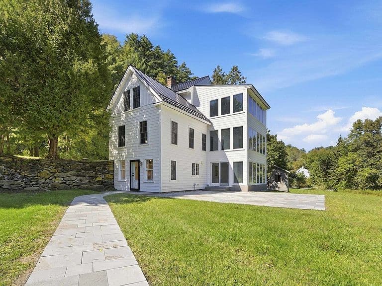 2033 South Road photo 1