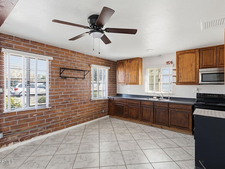 1013 E EASON Avenue photo 3