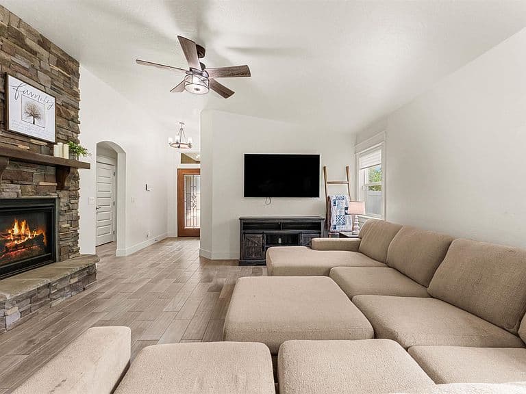 359 N Vandries Way photo 4