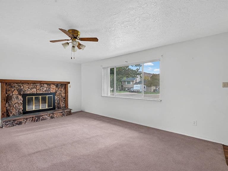 523 Hiawatha St photo 4