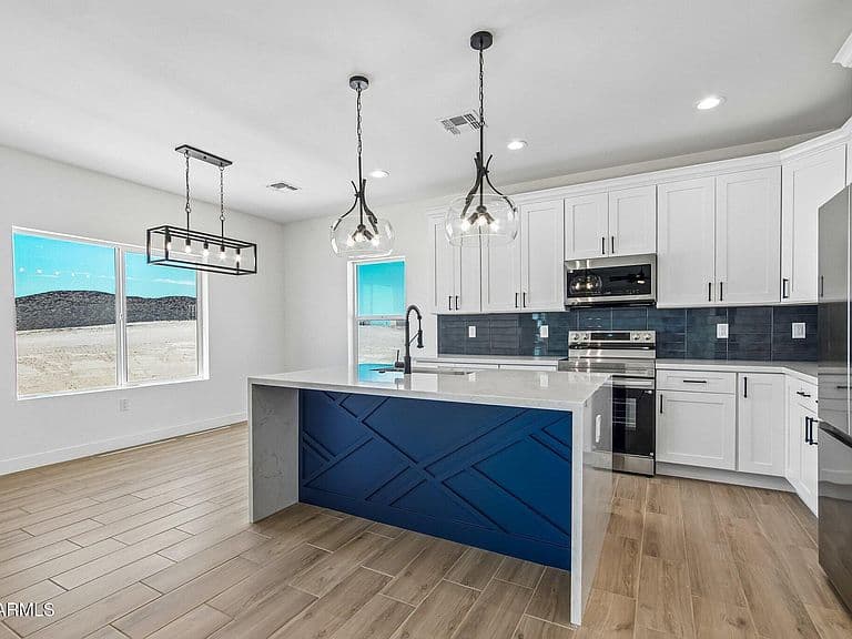 35987 W SUNLAND Avenue photo 2