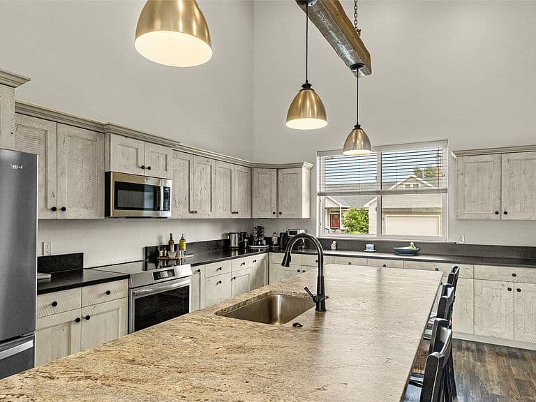 1020 Riparian Dr photo 4