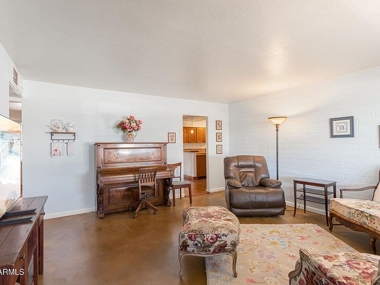 2700 E Mockingbird Drive photo 3