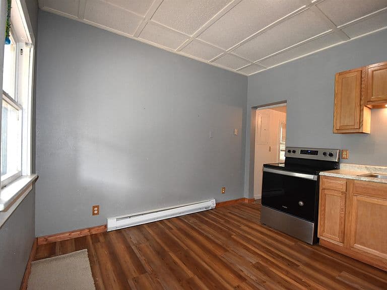 318 Williams St photo 3