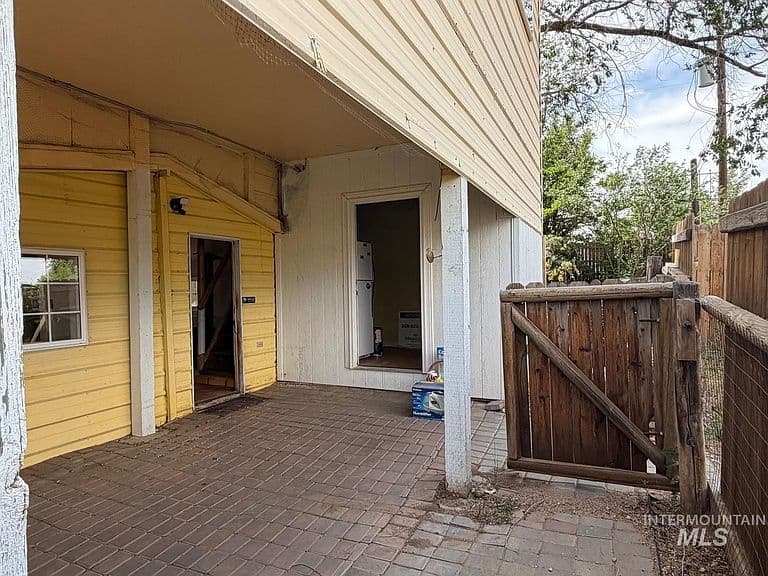 116-118 McCulloch Dr photo 3