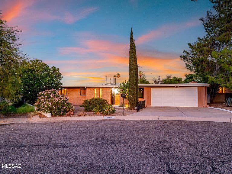 6880 E Hawthorne Cir photo 1