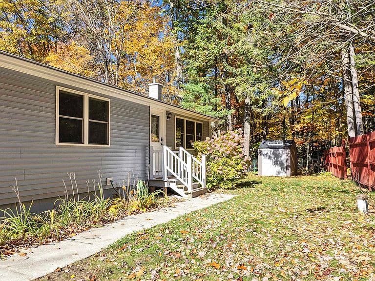 196 Rhododendron Road photo 2