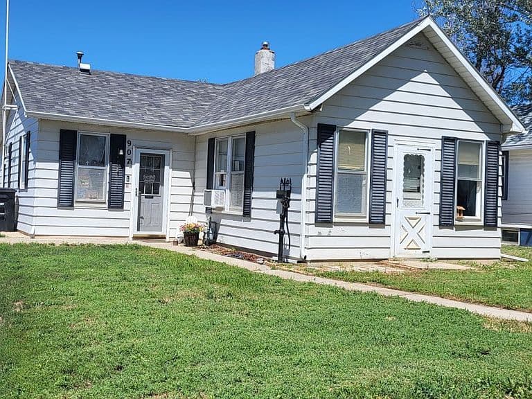 907 Gordon St photo 1