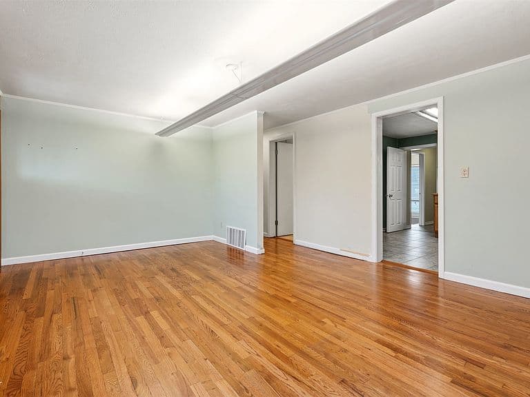 2435 Dixon Ave photo 5