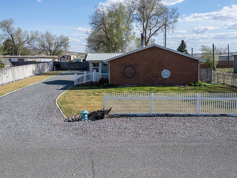 130 E Shoshone Ave photo 1