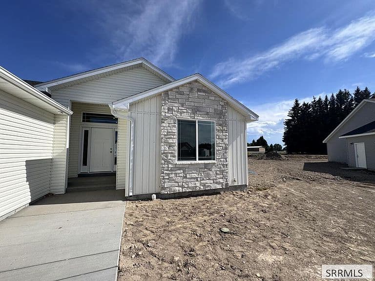 389 Wind River Dr photo 2