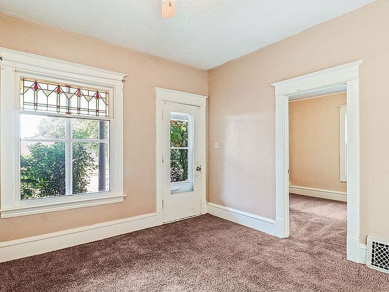 1104 Kelly Ave photo 5