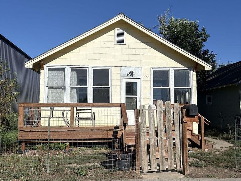 820 Knight St photo 1
