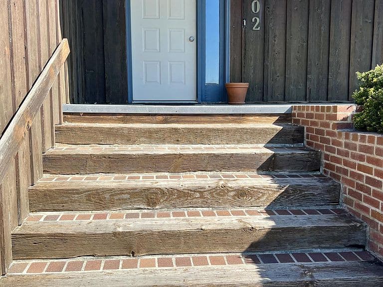 702 W Bridgeview Ave photo 4