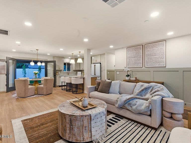 8520 E Highland Ave photo 2