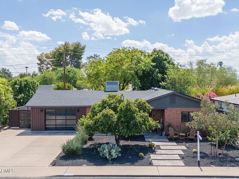 1837 E MINNEZONA Avenue photo 1