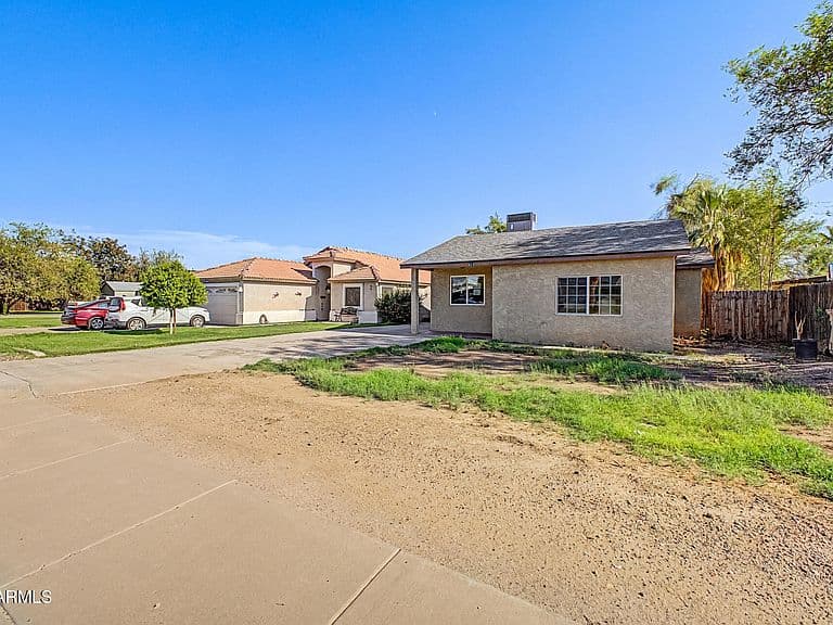 811 E EDISON Avenue photo 4