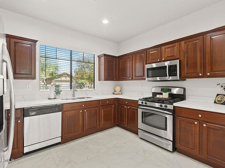 1713 W MORSE Drive photo 4