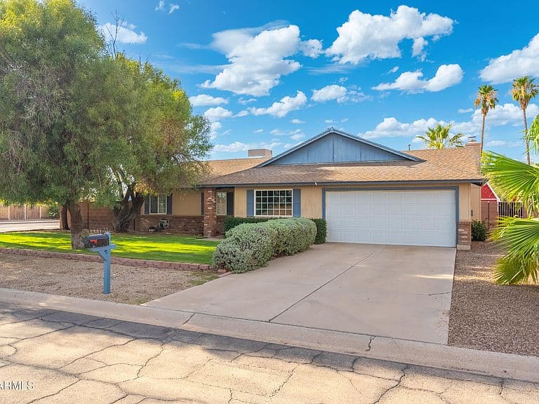 502 E GABRILLA Drive photo 2