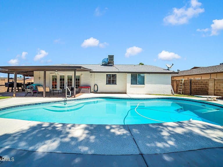 5647 W VOGEL Avenue photo 1