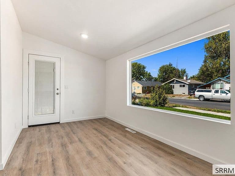 154 College St photo 4