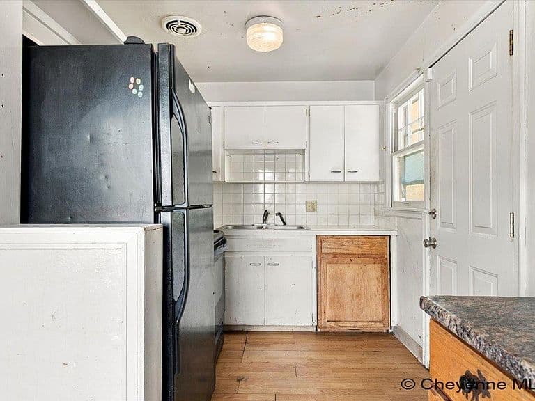 2221 E Pershing Blvd photo 4