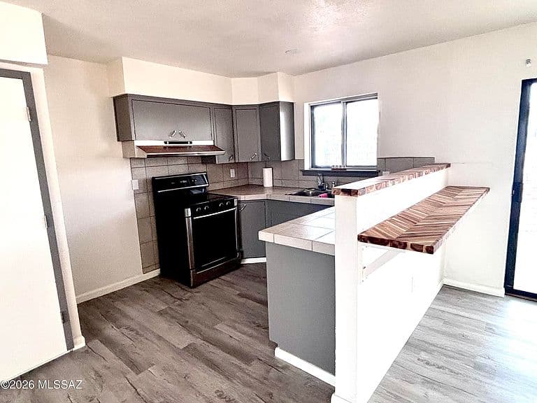 1370 N Railroad Dr photo 5