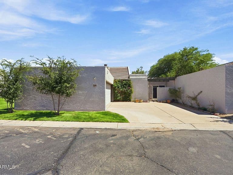 324 E Ambassador Drive photo 2