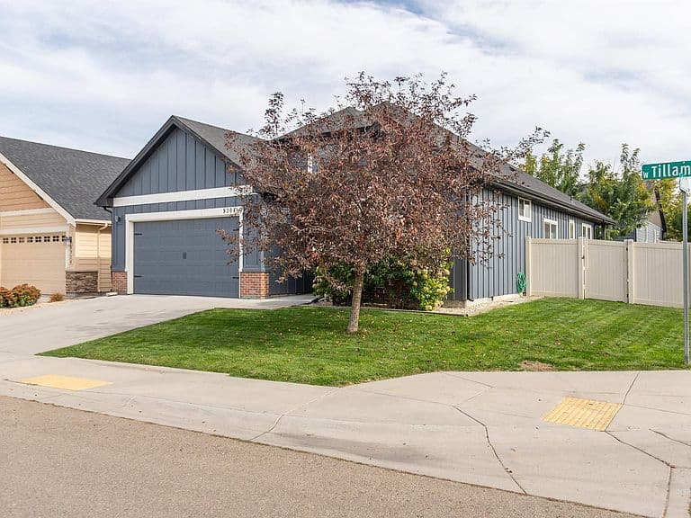 9304 W Tillamook Dr photo 3