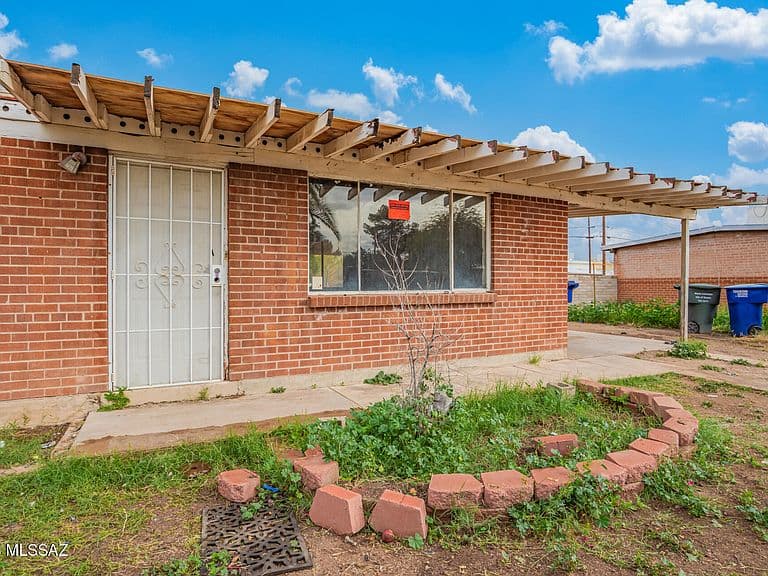 4833 E 23rd St photo 2