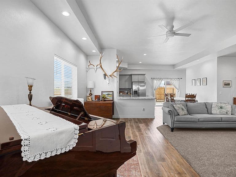 595 N Pioneer Way photo 4