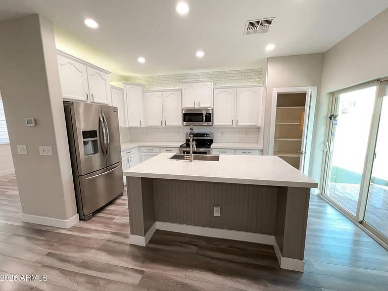 1099 E SOURWOOD Drive photo 2