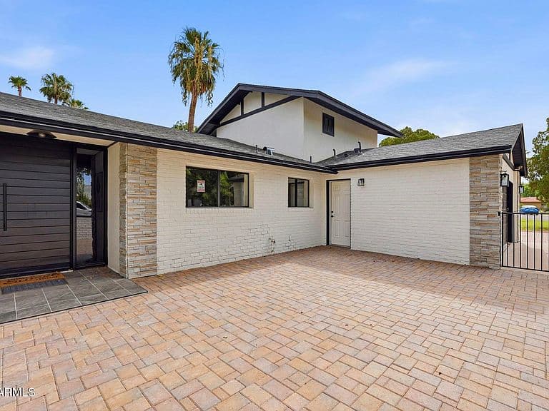 524 W HARMONT Drive photo 4