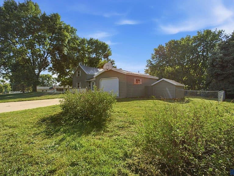 240 Oak Ave photo 4