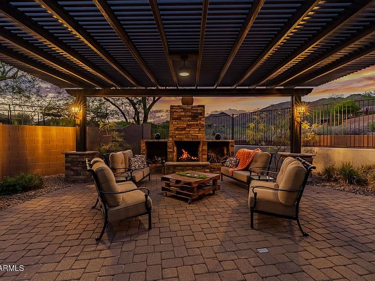 1813 W CAMARGO Court photo 3