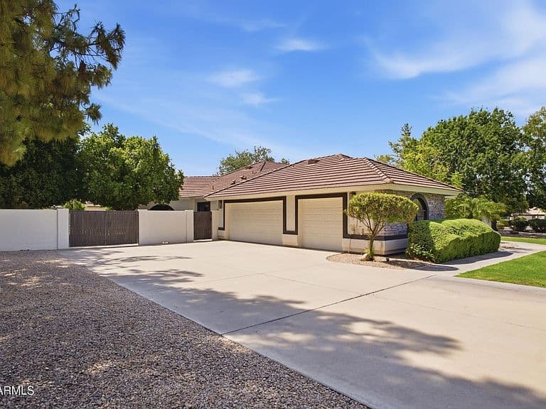 4451 E DESERT Lane photo 3