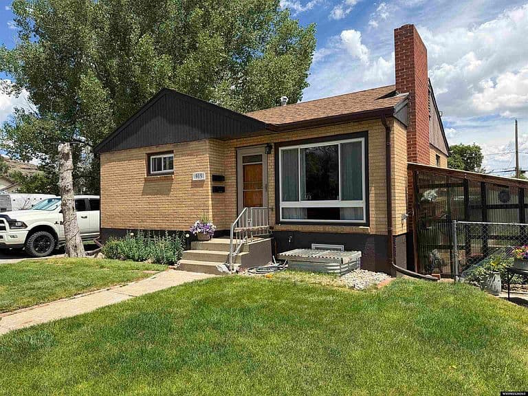 915 8th St photo 1