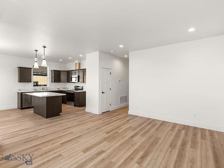 1100 Melissa Way photo 4