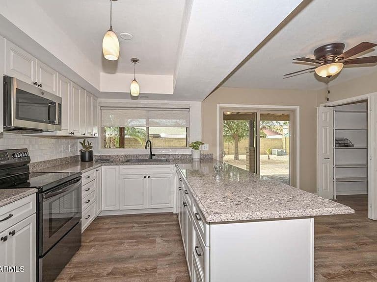 3957 W DESERT HILLS Drive photo 5