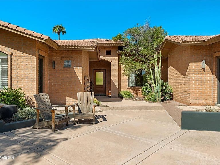 1702 E MYRNA Lane photo 2