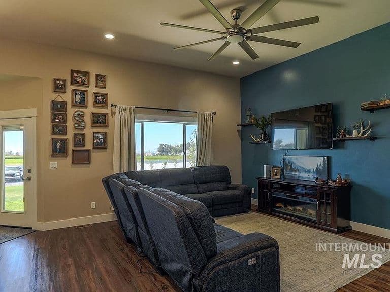 1515 Leslie Dr photo 5