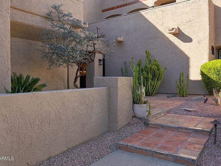2626 E ARIZONA BILTMORE Circle #18 photo 1