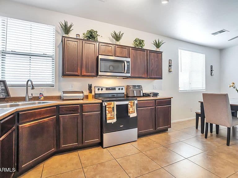 7204 S 48TH Drive photo 3