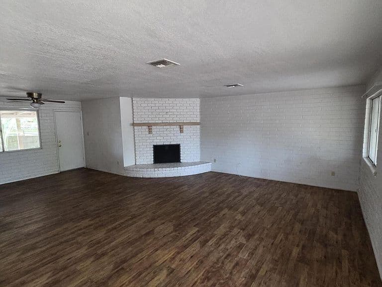 1301 E SAHUARO Drive photo 2