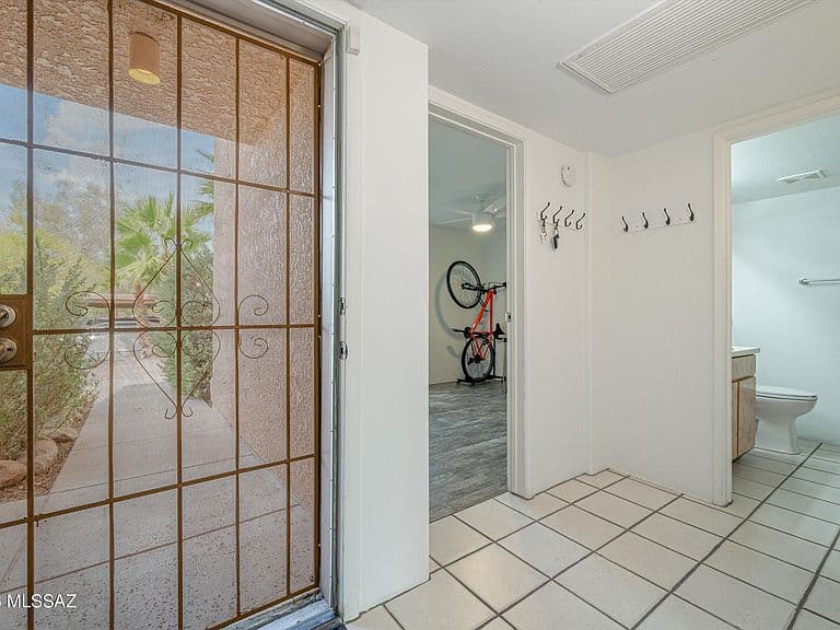 5675 N Camino Esplendora photo 3