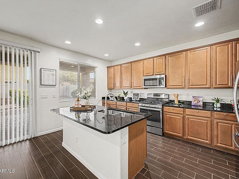 879 E ABERDEEN Drive photo 3